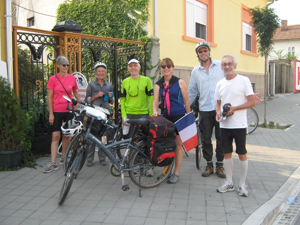 Hotel Base For Adventurers - Urban Guerrilla Negotin Esterno foto